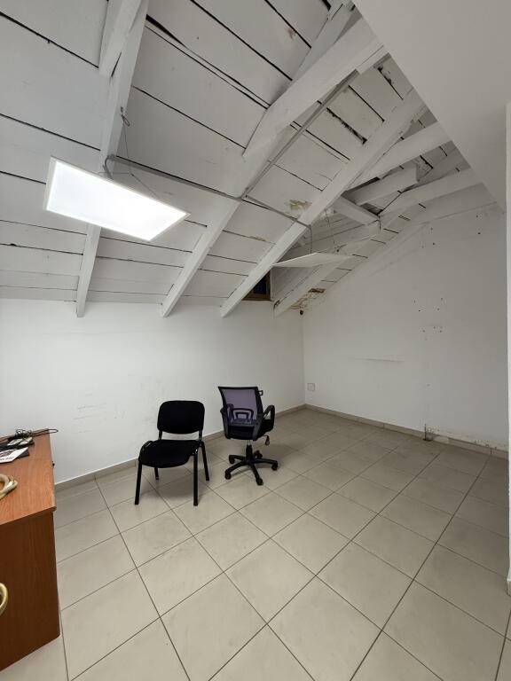 AMBIENT PËR ZYRA ME QERA, SHALLVARET, 240m2, 1500€/muaj