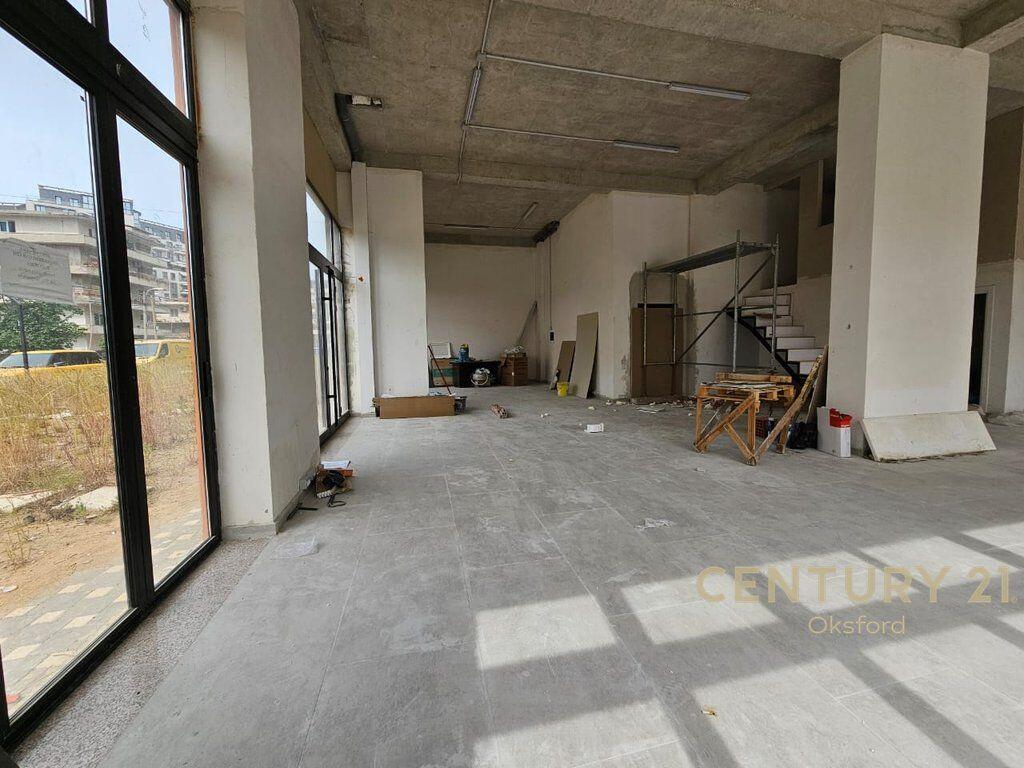 JEPET ME QIRA NJËSI KOMERCIALE ME FASAD NE RRUGE (CORNER), PRANE ISH FUSHA AVIACIONIT 1,300 € /Muaj