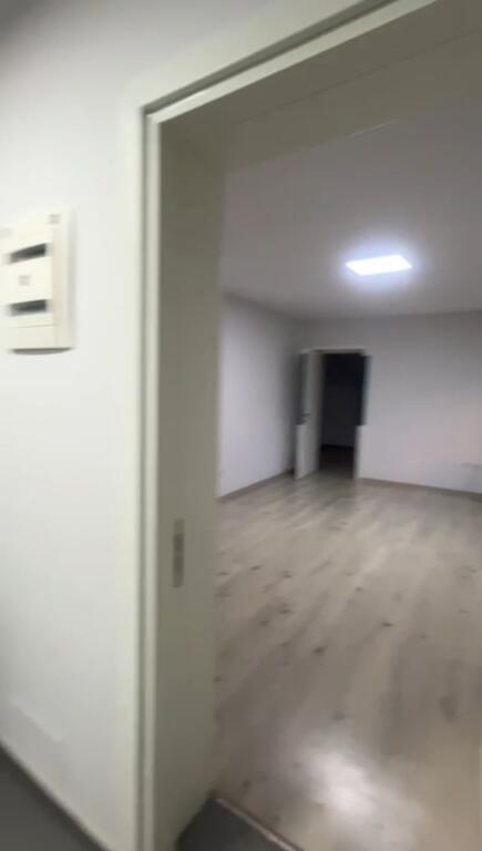 Villa su due piani in affitto di fronte al Ginnasio “Partizani”