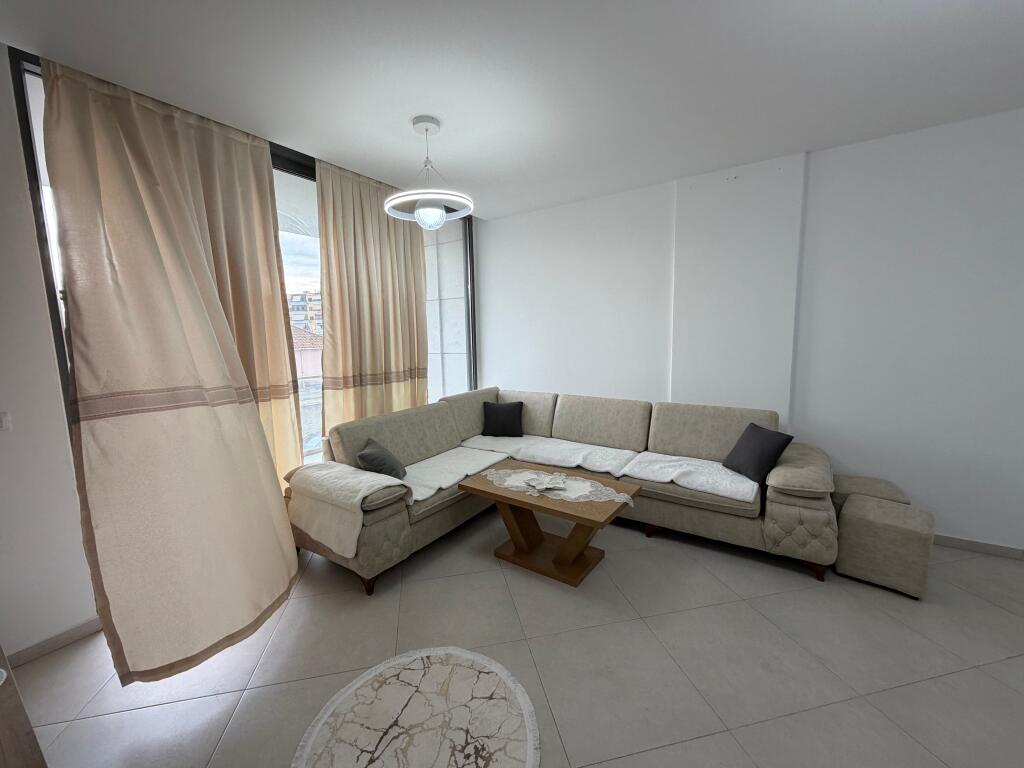 Affittasi appartamento 2+1+2 + 🅿️ 📍 Don Bosko, vicino a Fiori di Bosko 🏠 L'appartamento è completamente arredato 🛏️ 2 camere da letto 🛋️ Soggiorno + cucina 🚿 2 bagni 🚗 Posto auto incluso  💰 Prezzo: 800 € / mese