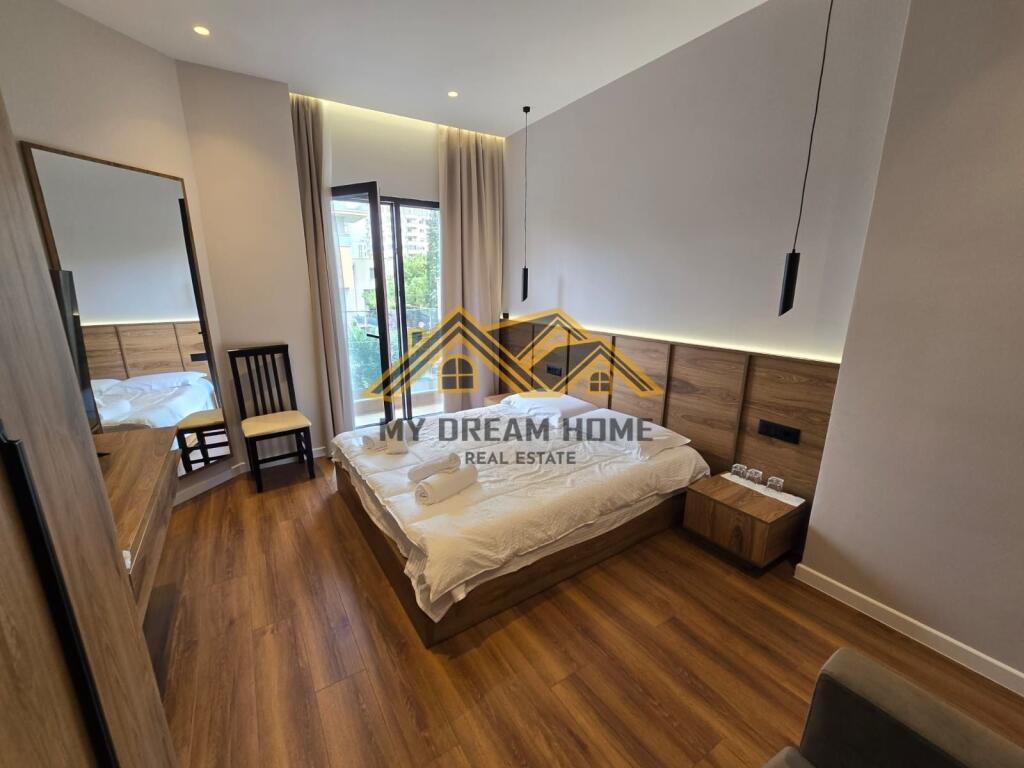 Shitet Ne Qender te Durresit – E Ndarë ne 4 Studio te Pavarura