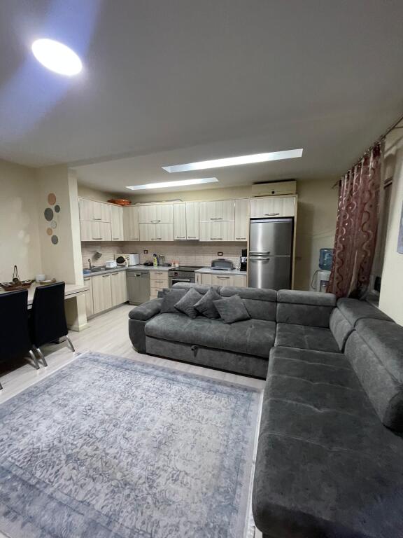 Shitet apartament 2+1 me hipoteke mbrapa pallatit me shigjeta