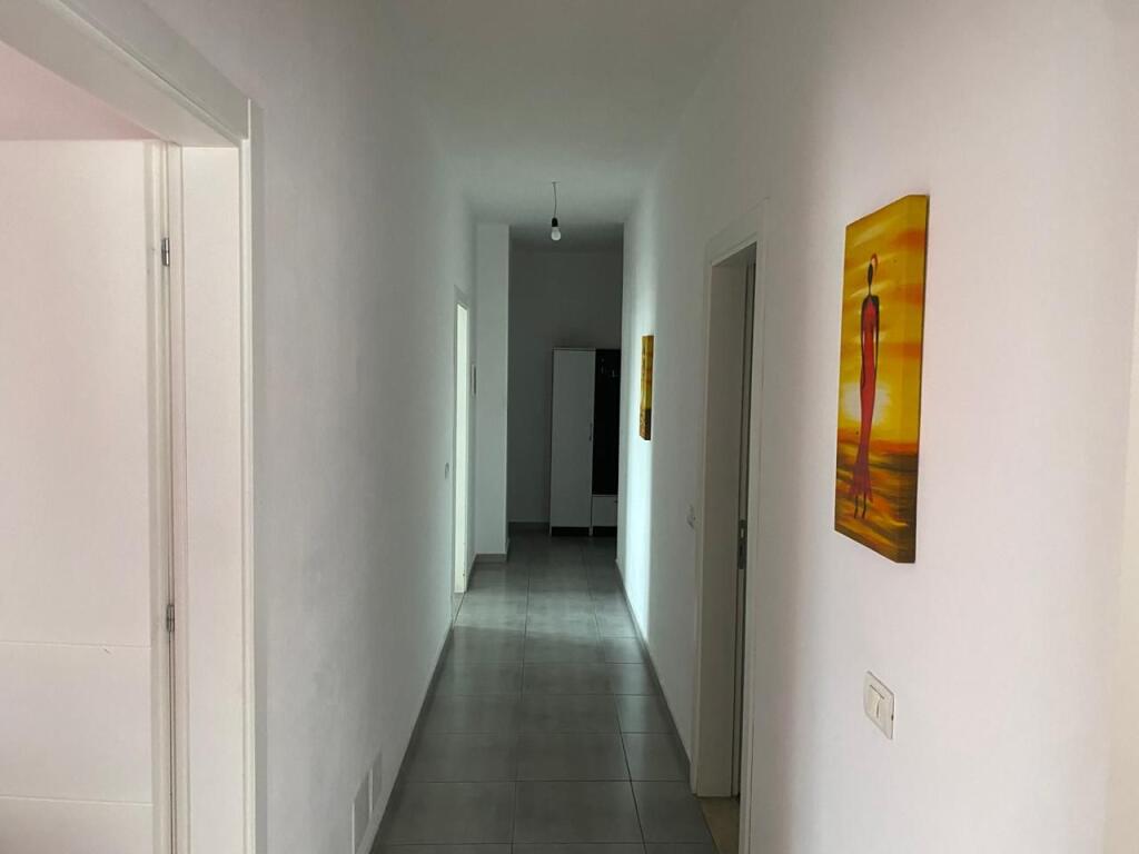 Jepet me qera 2+2 mobiluar komuna Parisit 599 eu ashensor