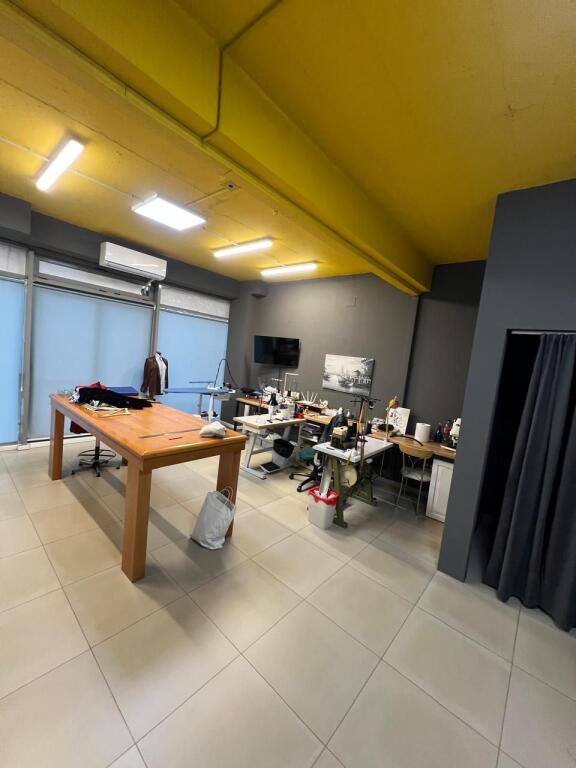 Shitet ambient biznesi-porti Durres