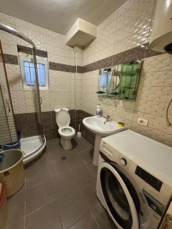 🏢Tek Xhamia Tabakeve jepet me qera apartament 1+1,i mobiluar.  50,000Leke