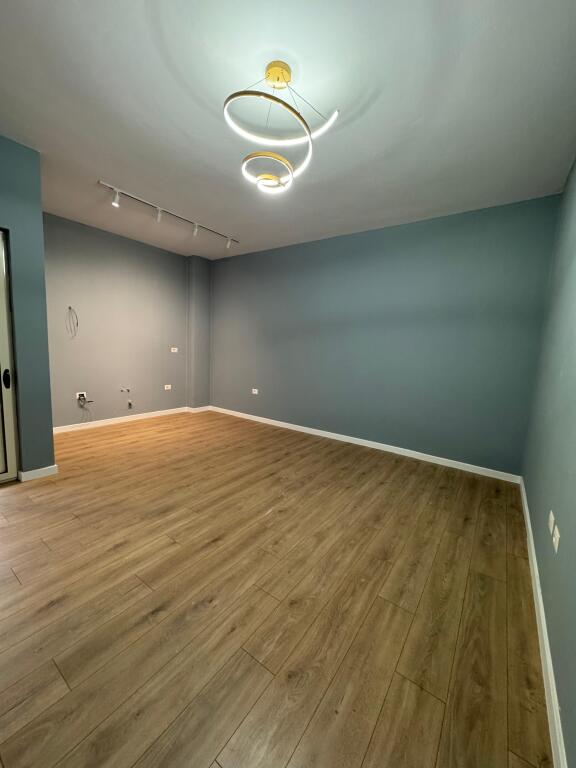 Shitet Apartament 2+1, Fresk