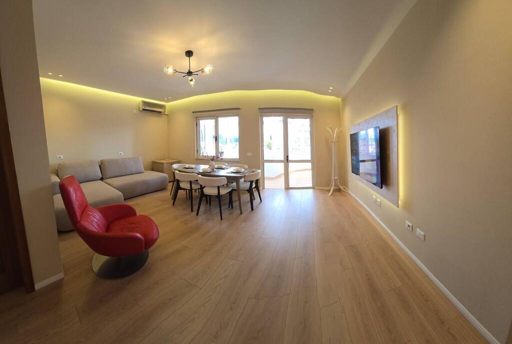 Jepet me QIRA apartament 2+1+ verandë në Ish Bllok afër Sky Tower