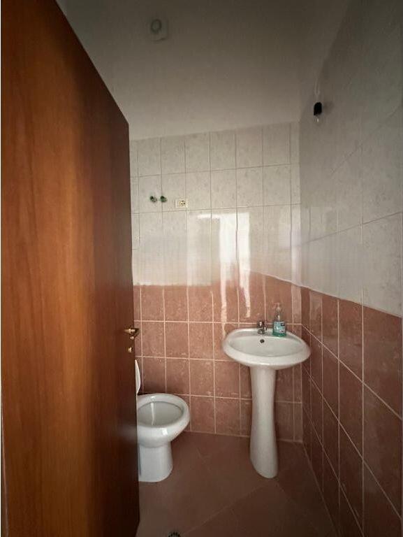 Commercial space (shop) for rent in the Fresku area 400 € /Month