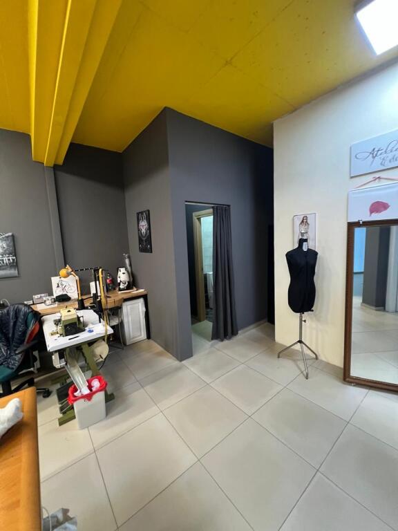 Shitet ambient biznesi-porti Durres