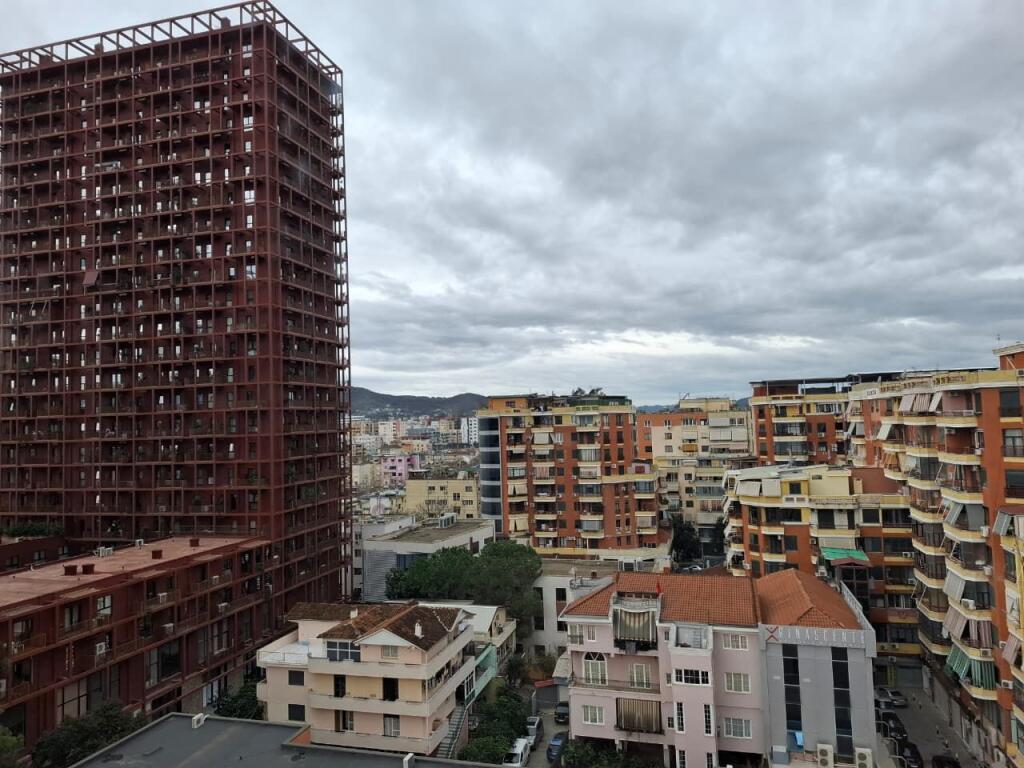 In Affitto – Appartamento 2+1 con Cucina Separata 📍 Rruga e Kavajës – Dietro il Garden Building