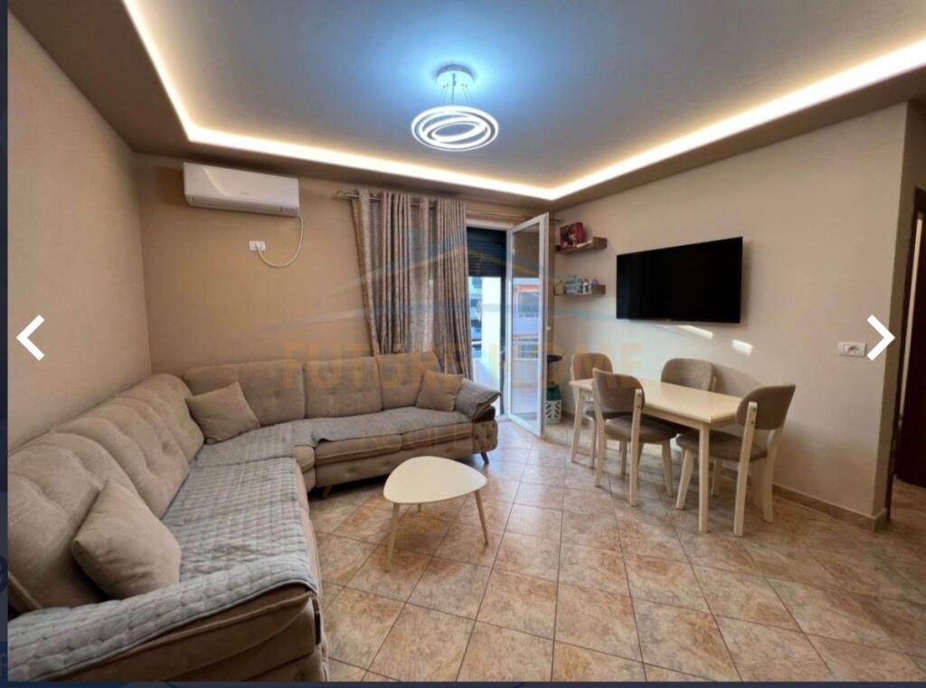 Shitet 1+1 60m2+ 70m tarrace ne perdorim golem 20m nga deti