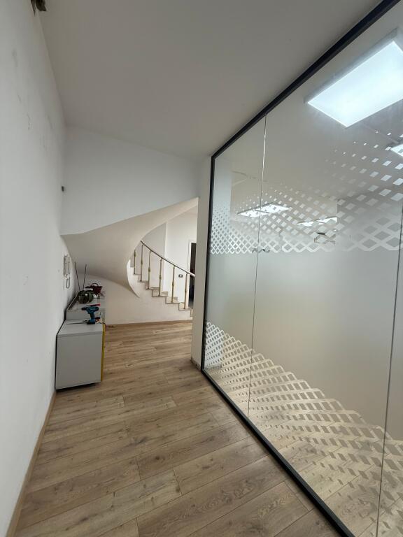 AMBIENT PËR ZYRA ME QERA, SHALLVARET, 240m2, 1500€/muaj