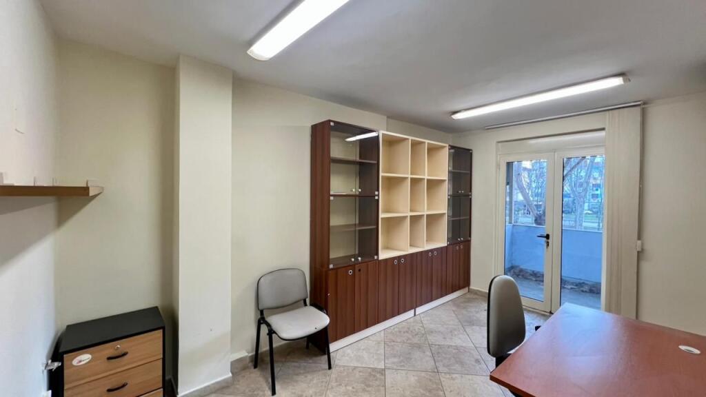 Zyre me Qera : 4 Ambiente Pune📍Vasil Shanto (Buze Unaze) - 55,000 Lek - S.90m² || Pozicionim Buze Rruge Kryesore🔥