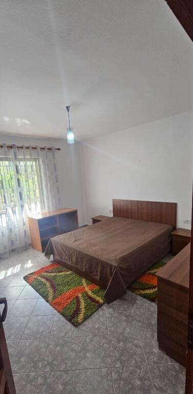 Jepet me qera Shtepia 1+1 , ish Parku i autobuzave rruga Babe Rexha 400 mije 
