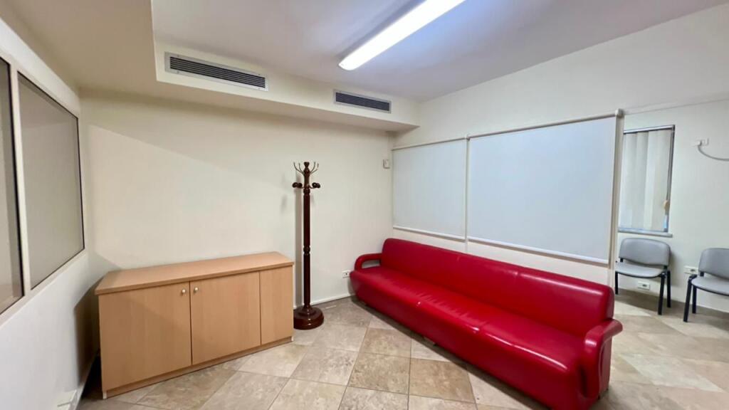 Zyre me Qera : 4 Ambiente Pune📍Vasil Shanto (Buze Unaze) - 55,000 Lek - S.90m² || Pozicionim Buze Rruge Kryesore🔥