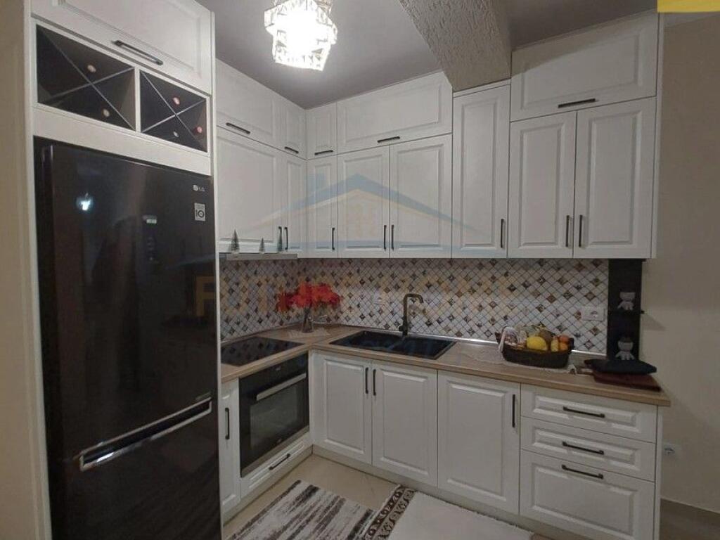 Shitet, Apartament 1+1+2 Ballkone, Materniteti i Ri, Tiranë.