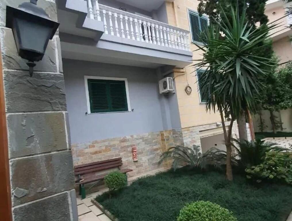 INVESTIM,Jepet me qera vile 3-kateshe ne ish-stacionin e fundit te Tiranes se re !!