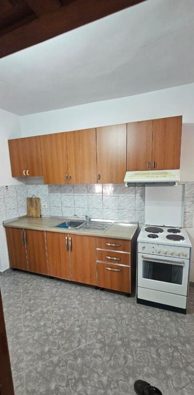 Jepet me qera Shtepia 1+1 , ish Parku i autobuzave rruga Babe Rexha 400 mije 
