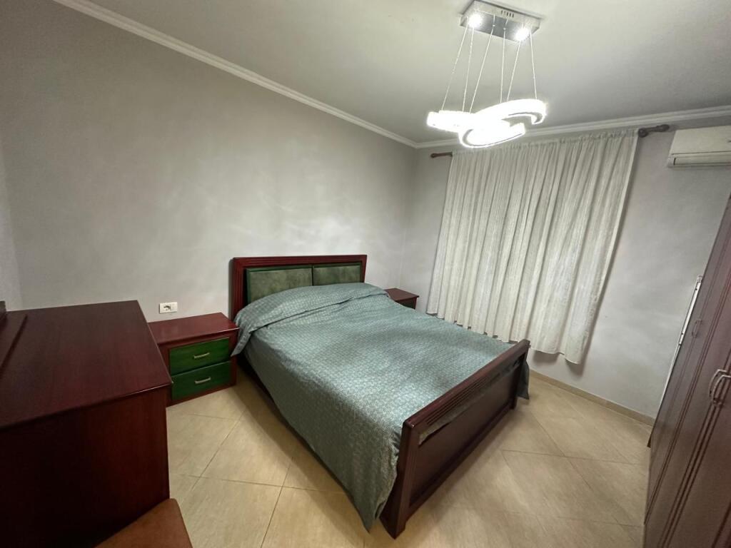 🏢Tek Xhamia Tabakeve jepet me qera apartament 1+1,i mobiluar.  50,000Leke