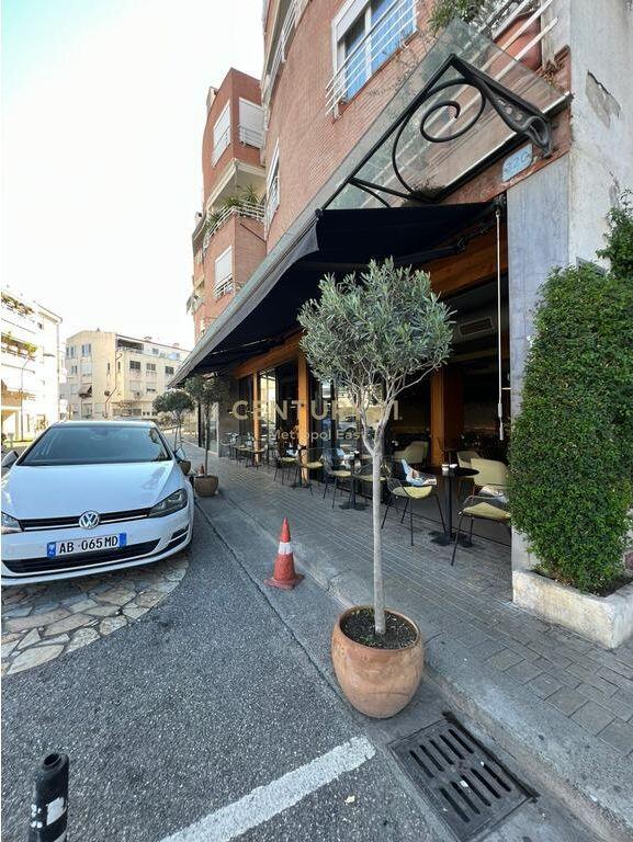 Shitet Ambient Komercial/Lokal tek Kodra e Diellit 380,000 € Sip. Totale  162m2