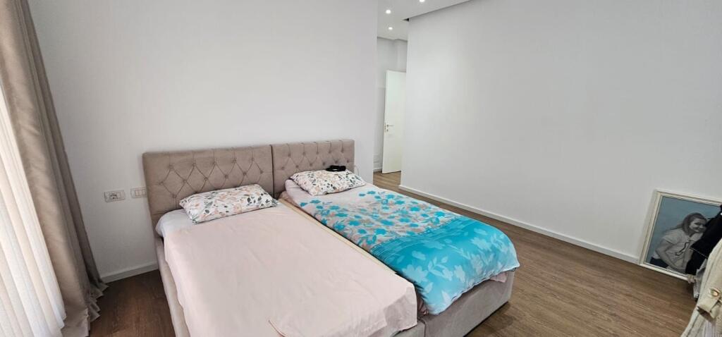 🏡 Shitet apartament 3+1 te Bulevardi i Ri