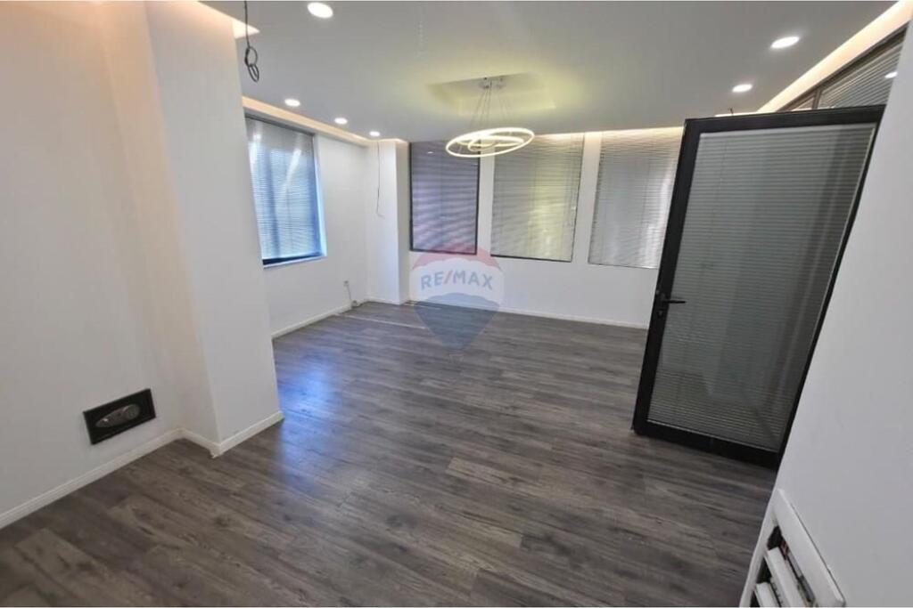 Zyrë me Qira – 370 m² te Usluga