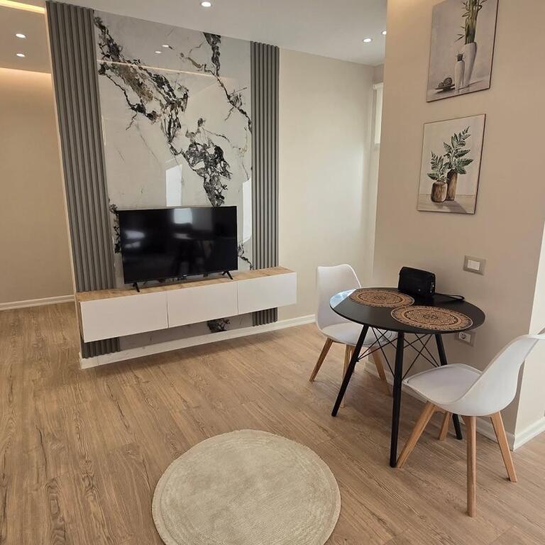 Shiten..!! Apartament 1+1+Garsoniere..!! 📍 Rruga e Barrikadave