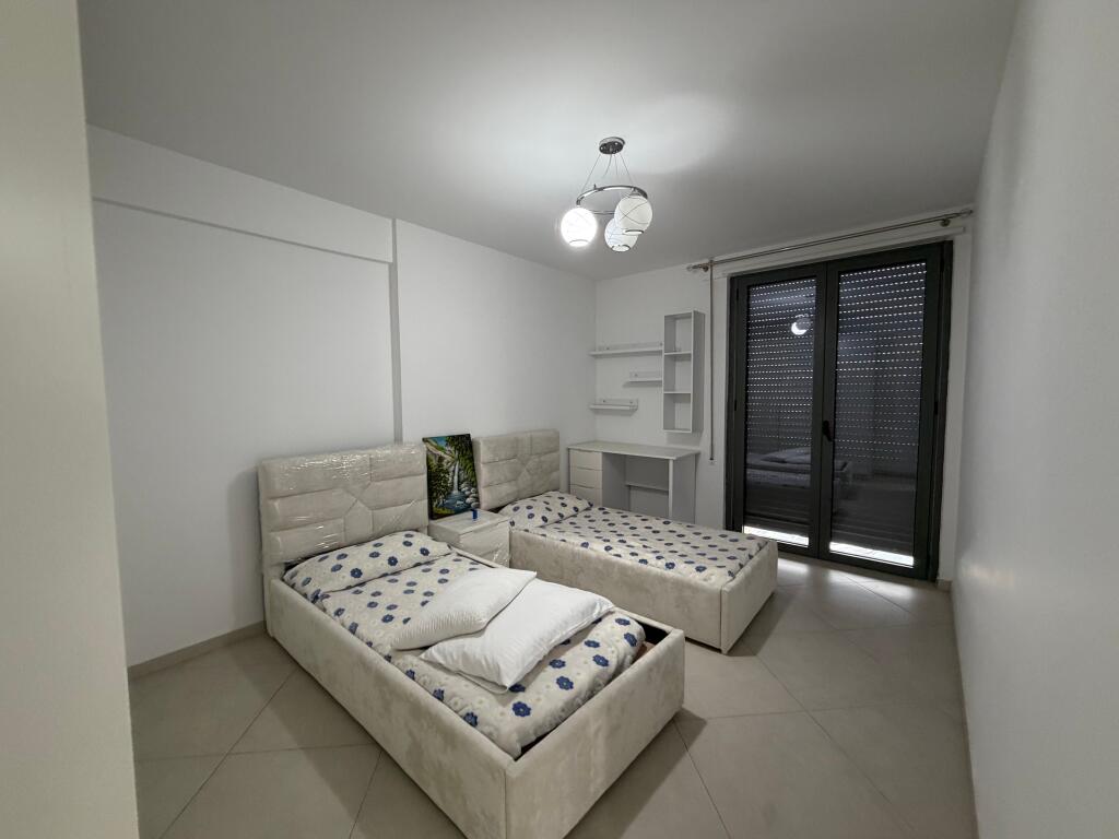 Affittasi appartamento 2+1+2 + 🅿️ 📍 Don Bosko, vicino a Fiori di Bosko 🏠 L'appartamento è completamente arredato 🛏️ 2 camere da letto 🛋️ Soggiorno + cucina 🚿 2 bagni 🚗 Posto auto incluso  💰 Prezzo: 800 € / mese