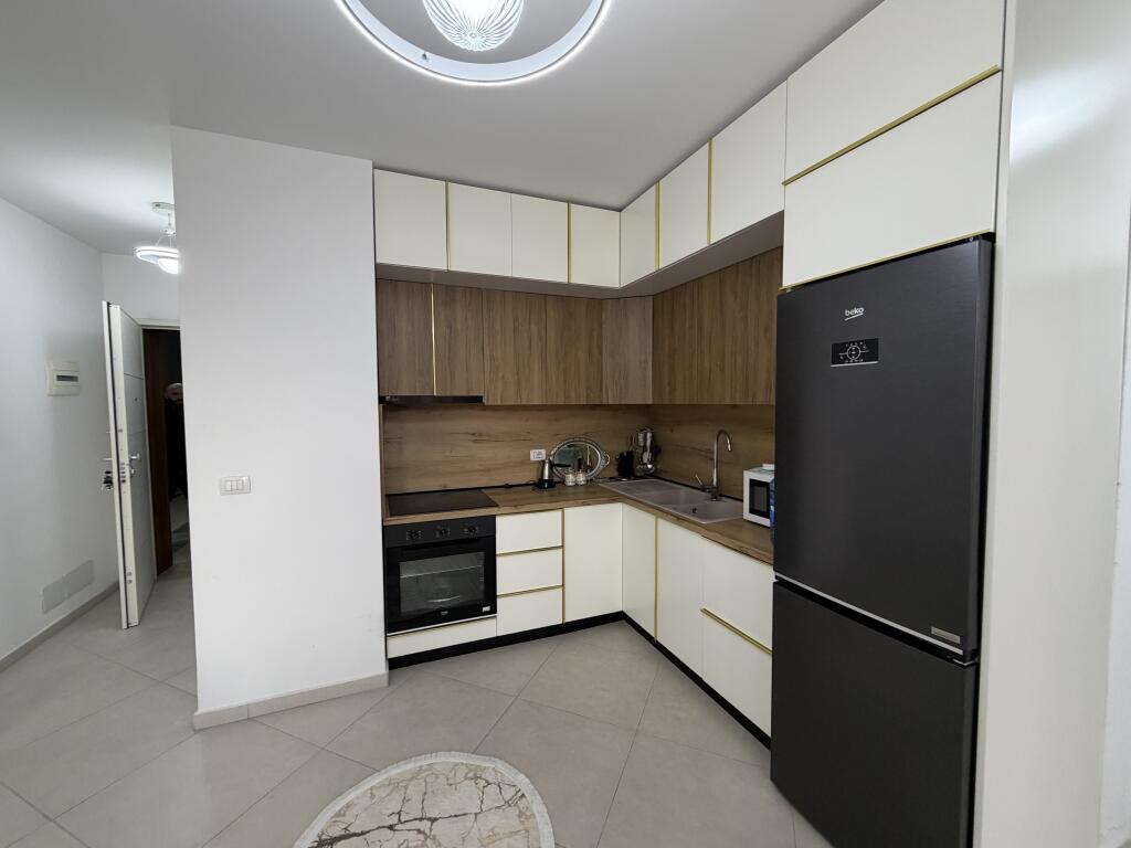 Affittasi appartamento 2+1+2 + 🅿️ 📍 Don Bosko, vicino a Fiori di Bosko 🏠 L'appartamento è completamente arredato 🛏️ 2 camere da letto 🛋️ Soggiorno + cucina 🚿 2 bagni 🚗 Posto auto incluso  💰 Prezzo: 800 € / mese