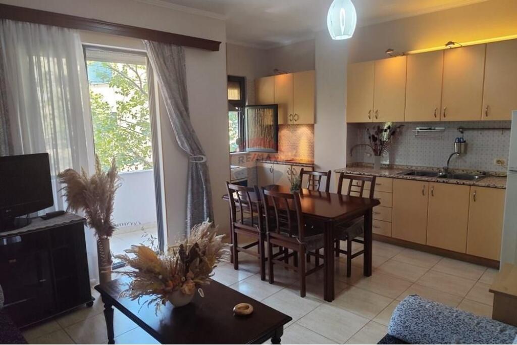 Shitet Apartament 2+1+2 ne fillim te Rr Ali Demi