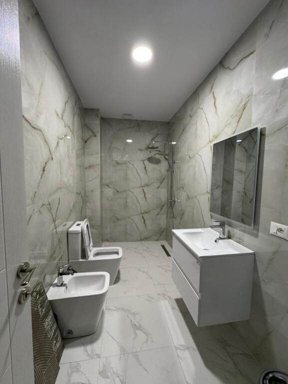 Shitet Apartament 2+1, Fresk