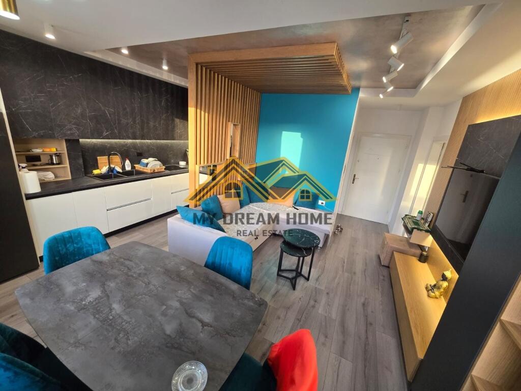 SHITET PAPAFINGO NE PLAZH-RROTA E KUQE!