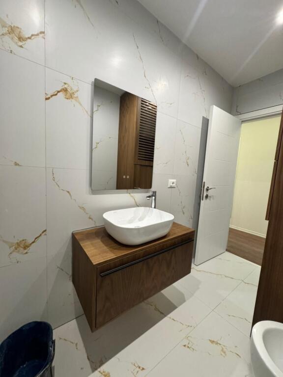 🏡 Jepet me qira apartament 2+1 me parkim 📍 Adresa: Xhamllik💰 Çmimi: 900€ (i diskutueshëm)