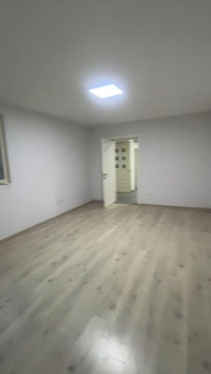 Villa su due piani in affitto di fronte al Ginnasio “Partizani”