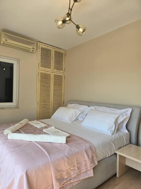 Jepet me QIRA apartament 2+1+ verandë në Ish Bllok afër Sky Tower