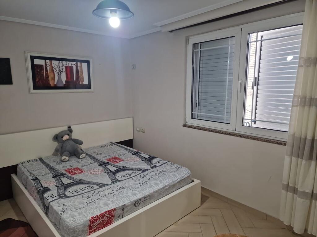 Jepet me qera apartament 2+1 te Zogu i Zi perballe Ring Center