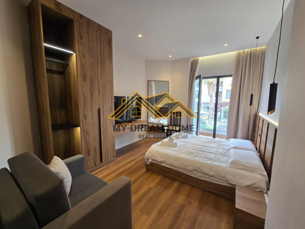 Shitet Ne Qender te Durresit – E Ndarë ne 4 Studio te Pavarura