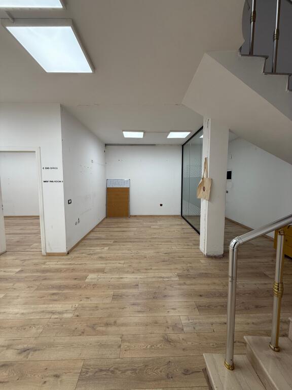 AMBIENT PËR ZYRA ME QERA, SHALLVARET, 240m2, 1500€/muaj