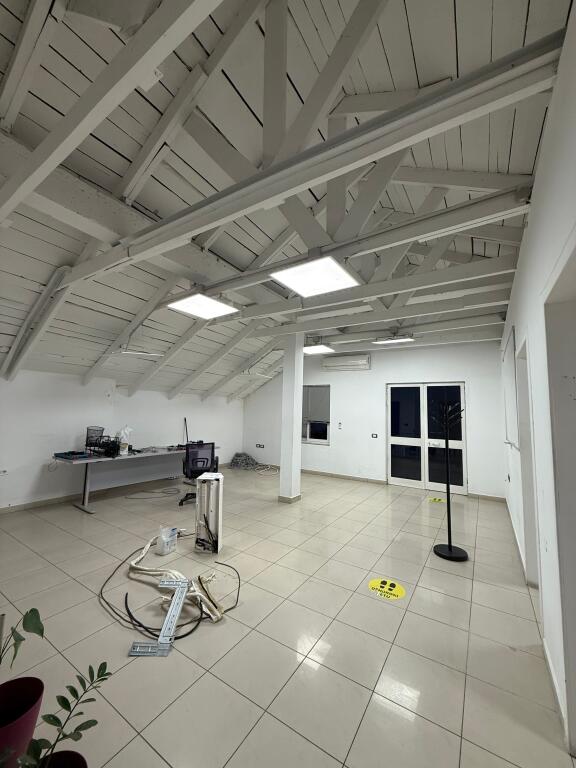 AMBIENT PËR ZYRA ME QERA, SHALLVARET, 240m2, 1500€/muaj