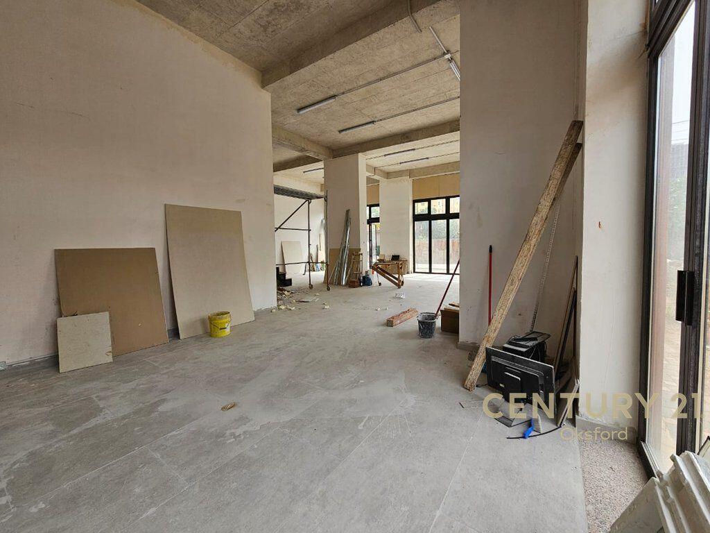 JEPET ME QIRA NJËSI KOMERCIALE ME FASAD NE RRUGE (CORNER), PRANE ISH FUSHA AVIACIONIT 1,300 € /Muaj