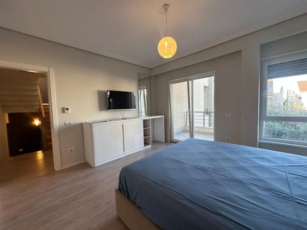 Vilë 3 katëshe me QIRA në Rezidencë private pranë TEG në Tiranë