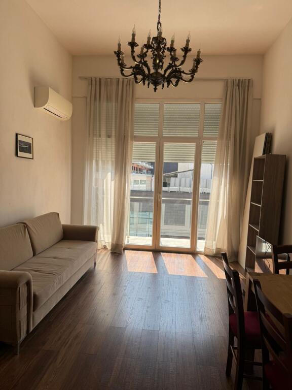 🏢Tek Zogu i Zi,prane Ring Center jepet me qera apartament 2+1+2i mobiluar  65,000Leke   