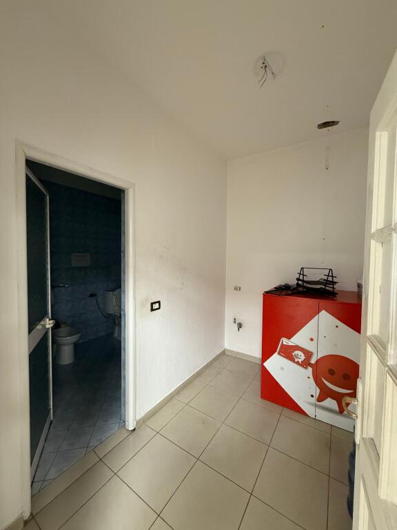 AMBIENT PËR ZYRA ME QERA, SHALLVARET, 240m2, 1500€/muaj