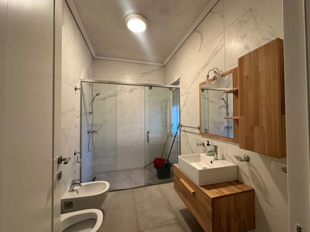 Vilë 3 katëshe me QIRA në Rezidencë private pranë TEG në Tiranë