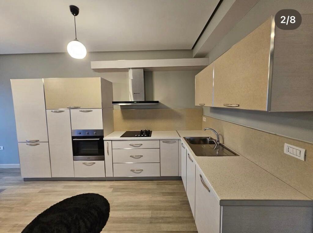 Jepet apartament 2+1 per qira tek rruga e Kavajes, prane qendres Globe.