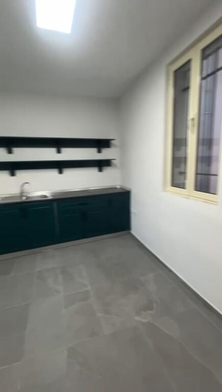 Villa su due piani in affitto di fronte al Ginnasio “Partizani”