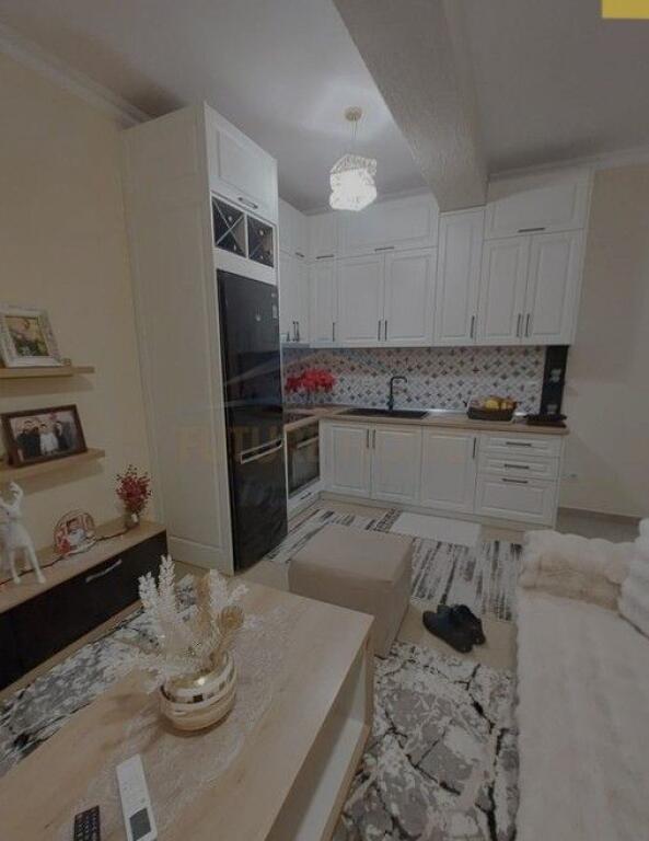 Shitet, Apartament 1+1+2 Ballkone, Materniteti i Ri, Tiranë.