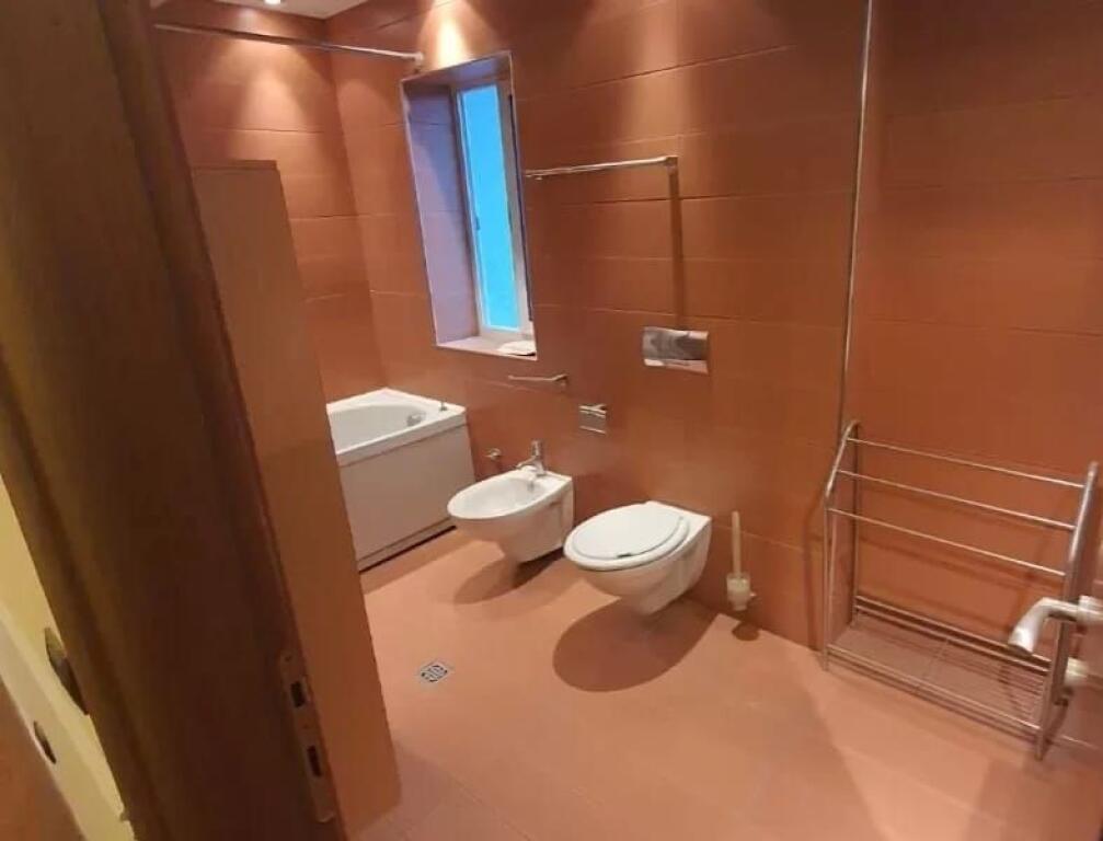 INVESTIM,Jepet me qera vile 3-kateshe ne ish-stacionin e fundit te Tiranes se re !!