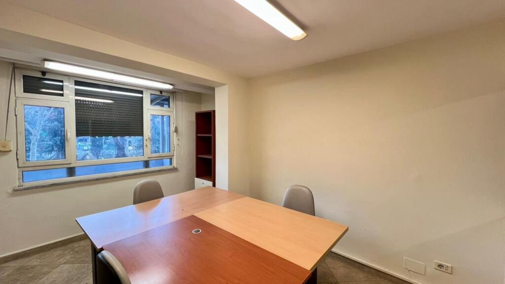 Zyre me Qera : 4 Ambiente Pune📍Vasil Shanto (Buze Unaze) - 55,000 Lek - S.90m² || Pozicionim Buze Rruge Kryesore🔥