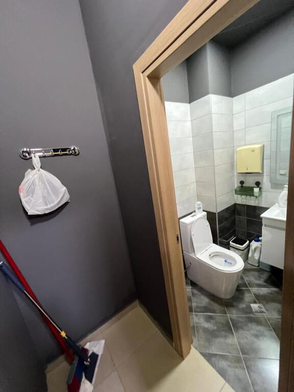 Shitet ambient biznesi-porti Durres